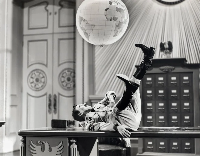 Upodobitev diktatorja Adenoida Hynkla, nekakšnega satiričnega alter ega Adolfa Hitlerja, so pozneje opisali kot grozljivo natančno. FOTO: promocijsko gradivo
