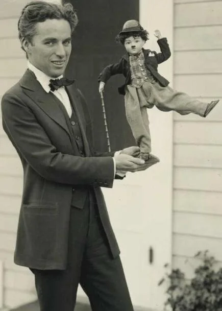 Charlie Chaplin, ikona nemega filma in slapstick humorja FOTO: Wikipedija
