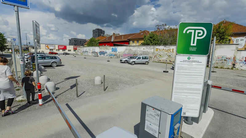 Fotografija: Začasno parkirišče na Metelkovi je bilo med epidemijo območje, kjer so zaposleni ZD Ljubljana izvajali testiranje na novi koronavirus. FOTO: Jože Suhadolnik/Delo