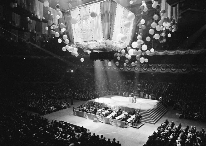 Rojstnodnevna zabava za predsednika v newyorški dvorani Madison Square Garden je bila hkrati nabirka za demokratsko stranko. FOTO: Cecil Stoughton. White House Photographs. John F. Kennedy Presidential Library And Museum, Boston
