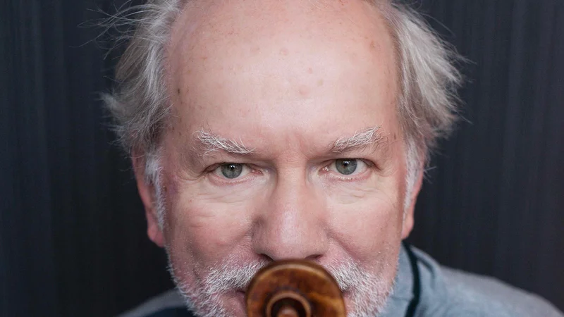Fotografija: Gidon Kremer igra na inštrument, ki ga je leta 1641 izdelal Nicola Amati. Je avtor štirih knjig (najnovejša je Letters to a Young Pianist), ki so bile prevedene v nekaj jezikov in odražajo širino njegovih umetniških prizadevanj in estetskih pogledov. FOTO: Angie Kremer