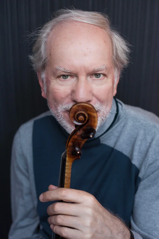 Gidon Kremer igra na inštrument, ki ga je leta 1641 izdelal Nicola Amati. Je avtor štirih knjig (najnovejša je Letters to a Young Pianist), ki so bile prevedene v nekaj jezikov in odražajo širino njegovih umetniških prizadevanj in estetskih pogledov. FOTO: Angie Kremer
