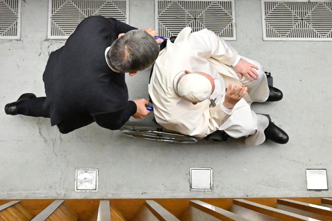 Tokrat se je 85-letni Frančišek v vozičku prvič pojavil na dogodku, odprtem za medije. FOTO: Alberto Pizzoli/AFP
