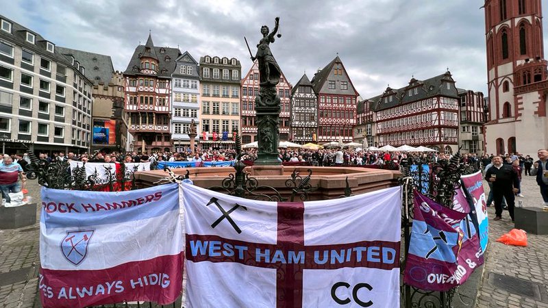Fotografija: Navijači West Hama v Frankfurtu. FOTO: Kai Pfaffenbach/Reuters
