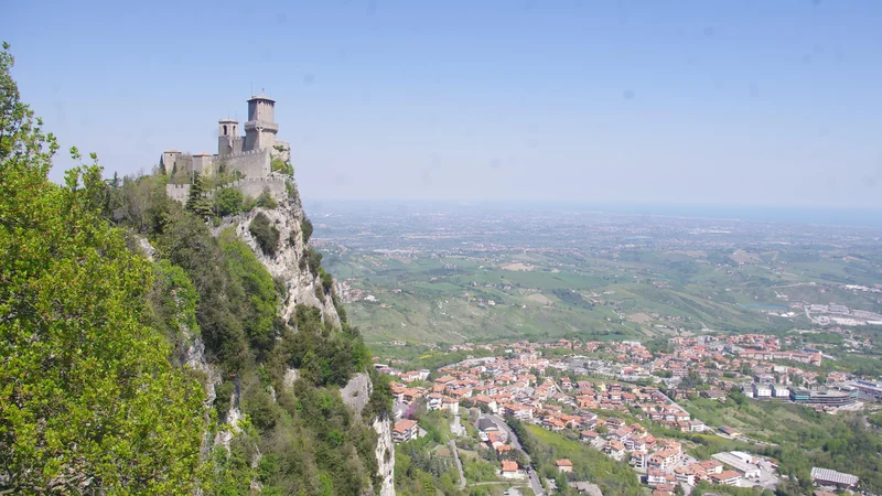 Fotografija: San Marino, pod njim San Marino. FOTO: Grega Kališnik
