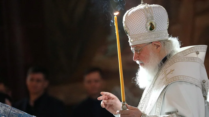 Fotografija: Če je Vladimir Putin nekakšen monarh Rusije, obkrožen z oligarhi, je patriarh Kiril tretji steber troedine strukture moči. FOTO: Kiril Zikov, Moscow News Agency/Reuters