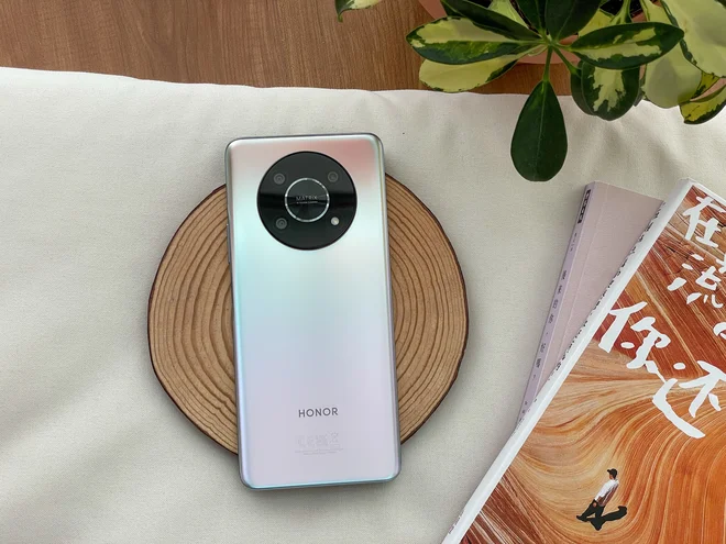 HONOR Magic4 Lite 5G se ponaša z nizko porabo energije in daljšo življenjsko dobo baterije. FOTO: Honor
