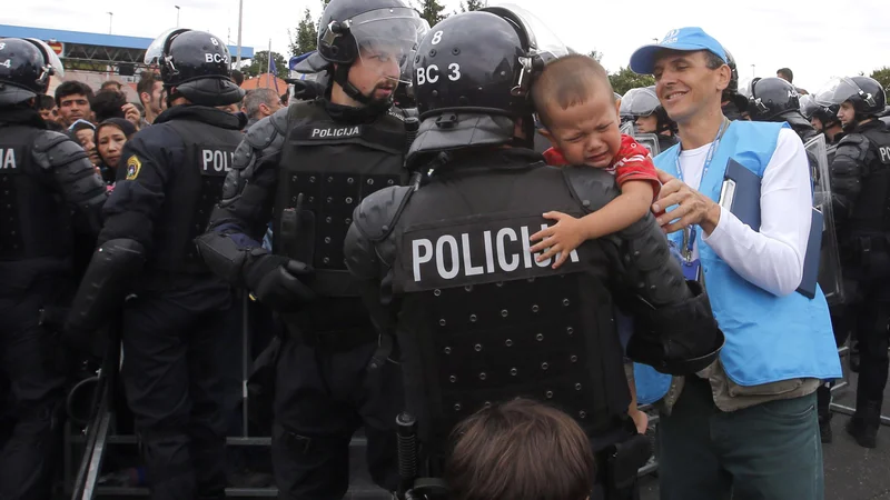 Fotografija: Begunci na mejnem prehodu Rigonce. FOTO: Družnik Matej/Delo
