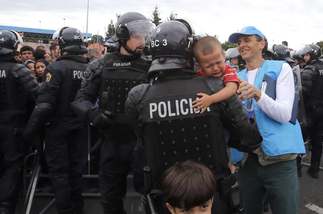 Begunci na mejnem prehodu Rigonce. FOTO: Družnik Matej/Delo