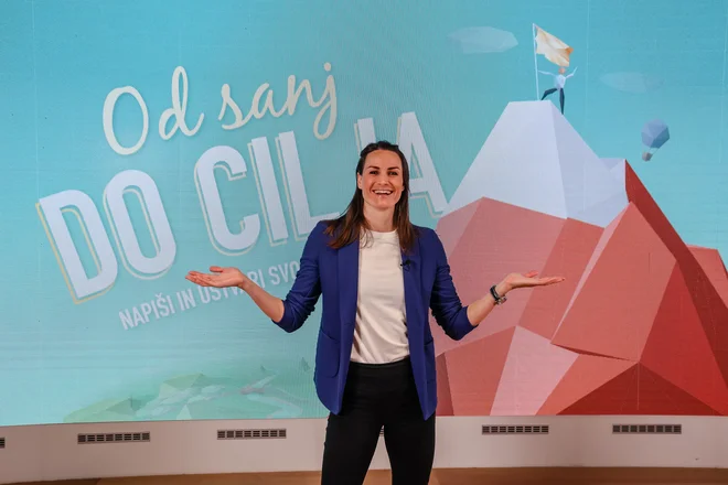 Sara je upravičeno ponosna&nbsp;na osebni projekt družabne igre Od sanj do cilja. FOTO: Črt Piksi/Delo
