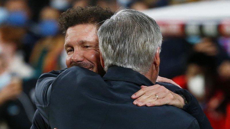 Fotografija: Trener Atletica Diego Simeone bo prvič gostil kolega Carla Ancelottija na štadionu Wanda Metropolitano. FOTO: Javier Barbancho/Reuters
