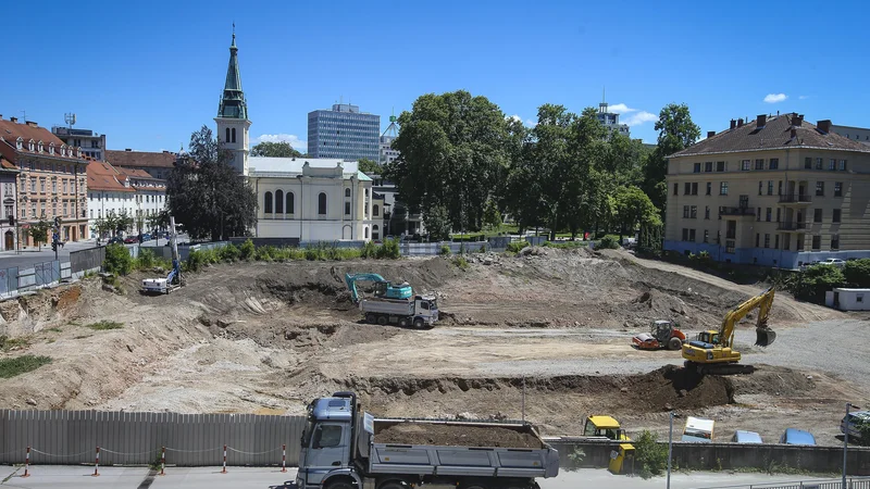 Fotografija: Kjerkoli prebivalci Ljubljane nasprotujejo predvidenim novogradnjam, pogosto tudi s podporo strokovne javnosti, se vodstvo MOL postavi v bran interesom investitorjev. Foto Jože Suhadolnik/Delo