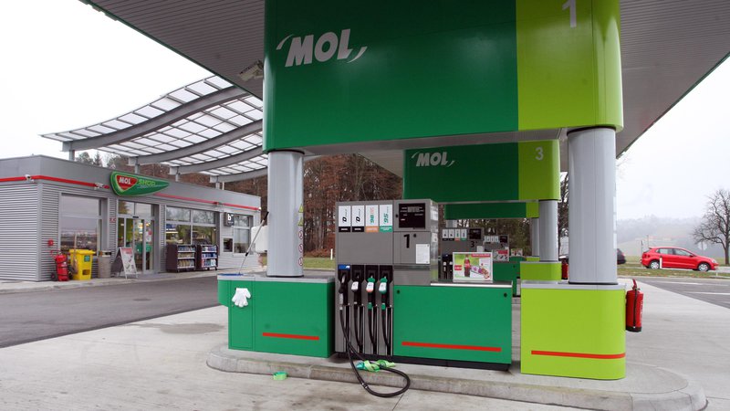 Fotografija: Madžarski trgovec je v prvem četrltetju svoje naftne izdelke dražje prodajal drugje, goriva za bencinske črpalke v Sloveniji pa je kupoval. FOTO: Tadej Regent/Delo
