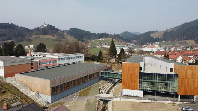 Novi šolski poslopji povezuje 'topel prehod' nad potokom Homšnica. FOTO: Arhiv Šolskega centra Slovenj Gradec
