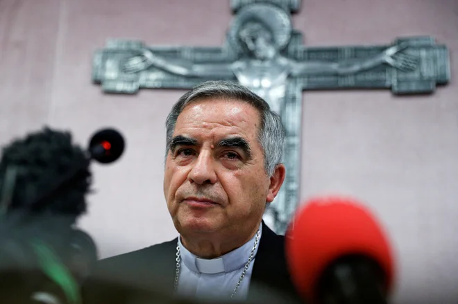 Kardinalu Giovanni Angelo Becciu sodijo zaradi zlorabe položaja. FOTO: Guglielmo Mangiapane/Reuters
