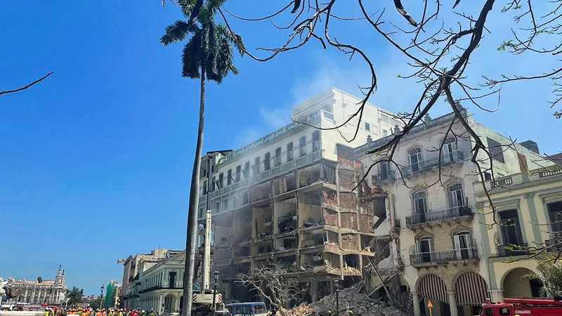 Fotografija: Reševalne ekipe pred hotelom Saratoga. FOTO: Alexandre Meneghini/Reuters
