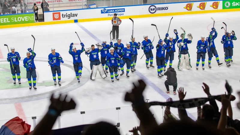 Fotografija: Slavje slovenskih hokejistov z navijači po koncu tekme v Tivoliju. FOTO: Voranc Vogel/Delo
