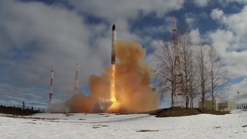 Fotografija: Rusija je sredi aprila testirala novo medcelinsko balistično raketo, ki lahko nosi tudi jedrske konice. Foto: Reuters
