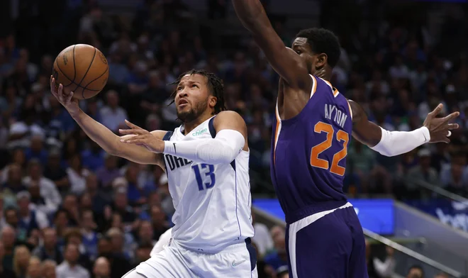 Jalen Brunson je vendarle priskočil na pomoč Dončiću. FOTO: Ron Jenkins/AFP
