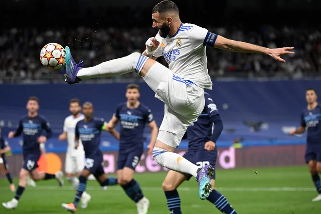 Karim Benzema med povratno tekmo polfinala lige prvakov z Manchester Cityjem. Z enajstih metrov je v prvem delu podaljška zadel za končnih 3:1 in Realu prinesel novo uvrstitev v veliki finale. FOTO: Pierre-Philippe Marcou/AFP
