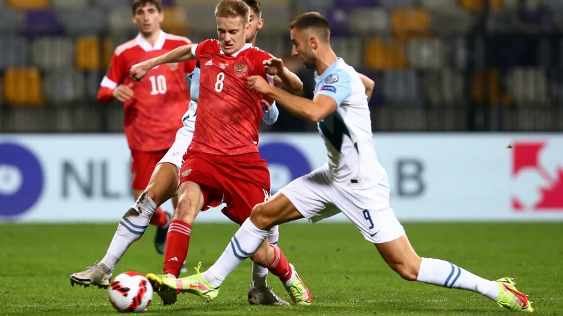 Fotografija: Andraž Šporar (desno) med tekmo kvalifikacij za nastop na SP 2022 z Rusijo v Mariboru. FOTO: Borut Živulović/Reuters
