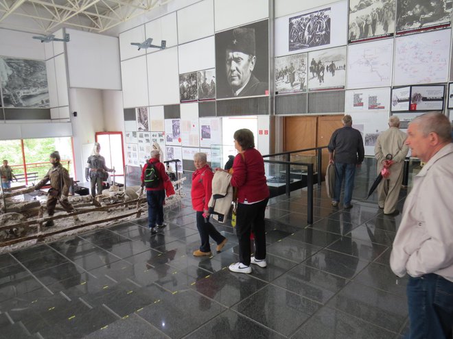 Muzej v Jablanici v spomin na bitko na Neretvi je bil zelo obiskan. FOTO: Bojan Rajšek/Delo

