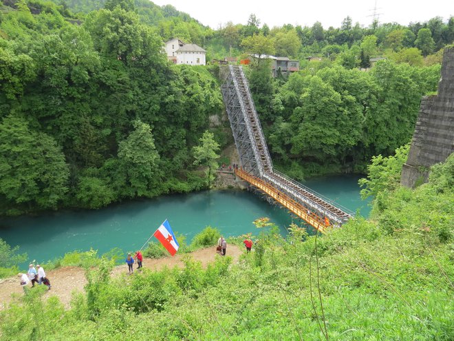 Porušen most so med epidemijo covida obnovili in postavili brv čez reko Neretvo. FOTO: Bojan Rajšek/Delo
