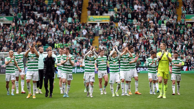 Fotografija: Nogometaši Celtica, ki jih vodi grški Avstralec Ange Postecoglou, slavijo z navijači na svojem štadionu Celtic Park. FOTO: Carl Recine/Reuters
