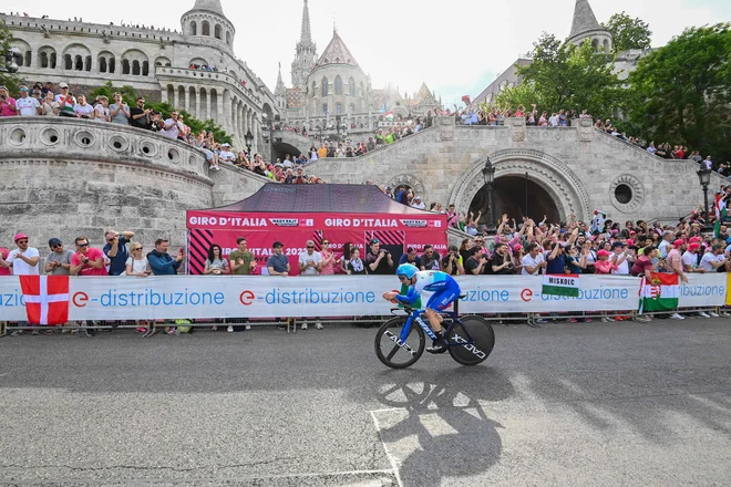 Simon Yates se je najbolje znašel v središču Budimpešte. FOTO:&nbsp;Attila Kisbenedek/AFP
