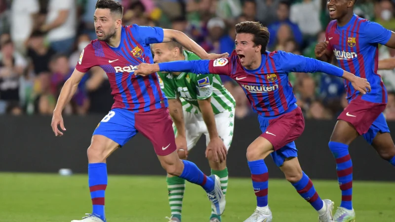 Fotografija: Jordi Alba (levo) in Riqui Puig proslavljata po zmagovitem golu v Sevilli. FOTO: Cristina Quicler/AFP
