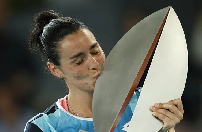 Ons Jabeur (na fotografiji) je poljubila cenjeno lovoriko v Madridu. FOTO: Juan Medina/Reuters
