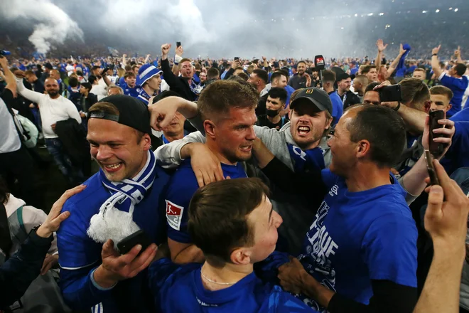 Na štadionu Veltins-Arena v Gelsenkirchnu so so navijači slavili z nogometaši, na fotografiji&nbsp;je junak zmagovitega preobrata Simon Terodde. FOTO: Thilo Schmuelgen/Reuters
