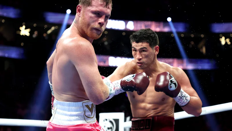 Fotografija: V dvorani T-Mobile Arena v Las Vegasu je Dimitrij Bivol (desno) povsem zasenčil Saula Alvareza. FOTO: Al Bello/AFP