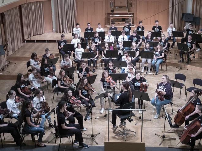 Člani Slovenskega mladinskega orkestra, ki ga vodi Živa Ploj Peršuh, so se lepo ujeli z vrstniki iz Ukrajine. FOTO: arhiv Slovenskega mladinskega orkestra
