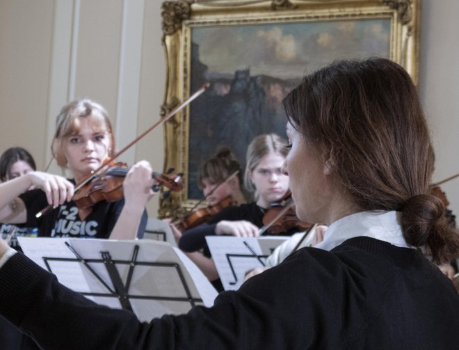 Živa Ploj Peršuh je s soprogom Tomom Peršuhom pred dvema mesecema zagnala obsežno akcijo pomoči mladim glasbenikom iz Ukrajine. Zdaj sestavljajo njuno razširjeno družino.FOTO: arhiv Slovenskega mladinskega orkestra
