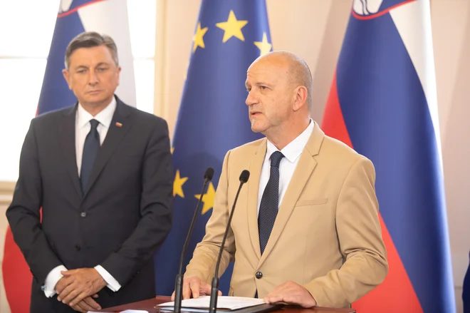 Predsednik Državne volilne komisije (DVK) Peter Golob in direktor DVK Dušan Vučko sta danes predsedniku republike Borutu Pahorju predala zapisnik o ugotovitvi končnega izida volitev, Ljubljana, 8. 5. 2022