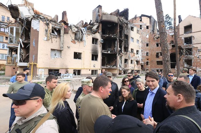Kanadski premier Justin Trudeau je obiskal Irpin. FOTO: Handout AFP
