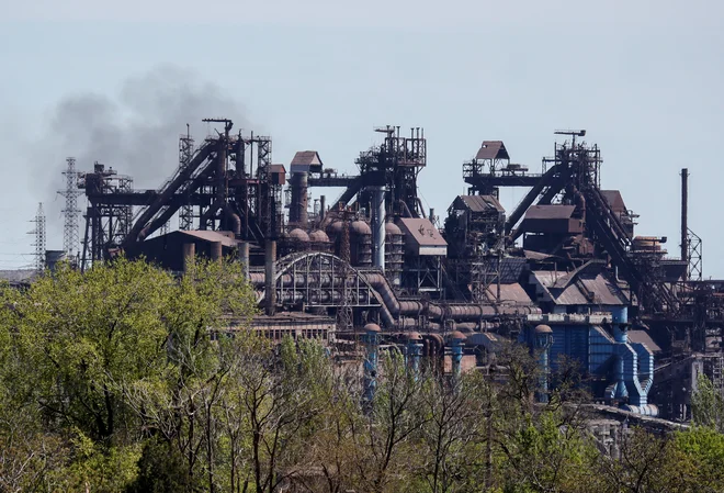 Jeklarna Azovstal je zadnje območje ukrajinskega odpora v opustošenem Mariupolju. Tudi danes se je nad njo dvigal dim. FOTO:&nbsp;Alexander Ermochenko/Reuters
