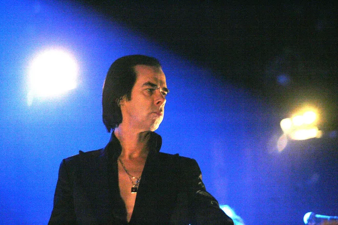 Ellis je na ljubljanske odre nekajkrat stopil s svojim umazanim triom, še večkrat pa z Nickom Cavom in njegovimi The Bad Seeds. Na fotografiji v Ljubljani novembra 2013. Foto Mavric Pivk/ Delo
