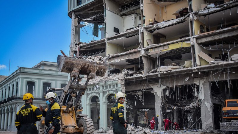 Fotografija: Zgodovinski hotel s štirimi nadstropji uradno ni imel gostov, ker je bil sredi obnove, zato je število žrtev presenetljivo veliko. FOTO: Adalberto Roque/AFP
