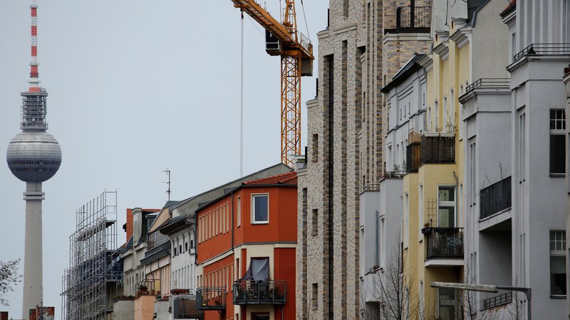Fotografija: Stanovanjske zgradbe ob reki Spree v Berinu. Razlogi za rekordno podražitev tičijo v pomanjkanju ponudbe, še posebno v največjih nemških mestih in njihovi neposredni okolici, ki zaradi priseljevanja prebivalstva močno rastejo, gradnja pa povpraševanja ne dohaja. FOTO: Michele Tantussi/Reuters
