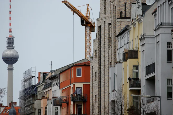 Stanovanjske zgradbe ob reki Spree v Berinu. Razlogi za rekordno podražitev tičijo v pomanjkanju ponudbe, še posebno v največjih nemških mestih in njihovi neposredni okolici, ki zaradi priseljevanja prebivalstva močno rastejo, gradnja pa povpraševanja ne dohaja. FOTO:&nbsp;Michele Tantussi/Reuters
