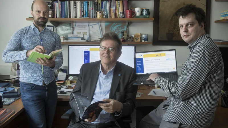 Fotografija: Jakob Valič, Matjaž Gams in Primož Kocuvan z odseka za inteligentne sisteme na Inštitutu Jožef Stefan so prepričani, da bi platforma, ki jo razvijajo, lahko pomagala rešiti tudi problem 130.000 ljudi, ki so ostali brez osebnega zdravnika. FOTO: Jure Eržen/Delo