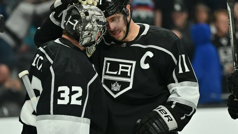 Fotografija: Vratar Los Angeles Kings Jonathan Quick je za imenitno predstavo prejel tudi čestitko kapetana Anžeta Kopitarja. FOTO: Jayne Kamin-oncea/Usa Today Sports
