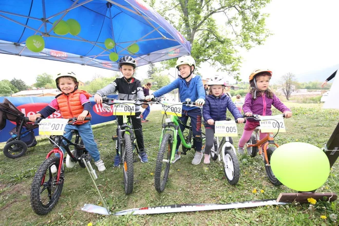 Najmlajši gorski kolesarji na štartu MTB Slavnika. FOTO: MTB Slavnik
