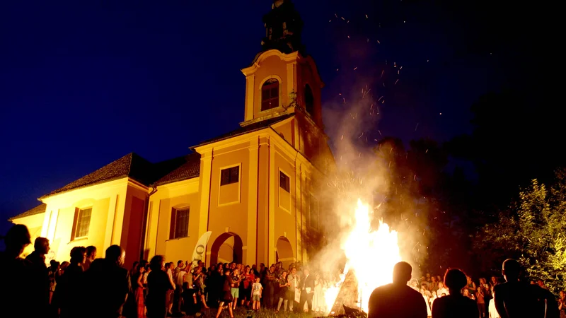 Letos bo na Rožniku kres v slavo svojega romana prižgal že 32. lavreat. FOTO: Roman Šipić/delo
