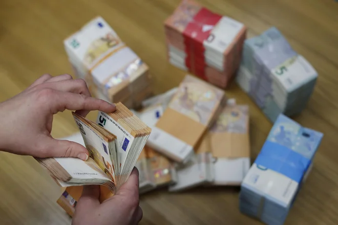 Največji potencial za razvoj trga kapitala bi omogočila pokojninska reforma, ki bi bila usmerjena v naložbeno financiranje pokojninskega sistema in krepitev drugega in tretjega stebra pokojninskega varčevanja. FOTO: Leon Vidic/Delo
