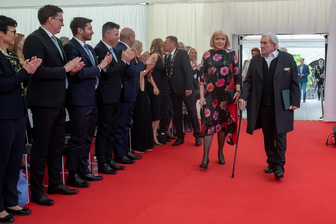 Častna meščanka in meščan Renata Salecl in Jurij Souček ob prihodu na slavnostno sejo mestnega sveta FOTO:&nbsp;Voranc Vogel/Delo
