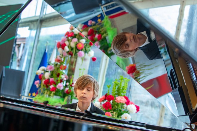 Z Beethovnovo sonato je navdušil 12-letni pianist Izak Hrovatin. FOTO: Voranc Vogel/Delo
