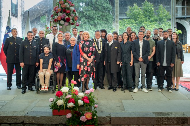 Skupinska fotografija letošnjih nagrajencev glavnega mesta in častne meščanke ter meščana z županom Jankovićem.  FOTO: Voranc Vogel/Delo
